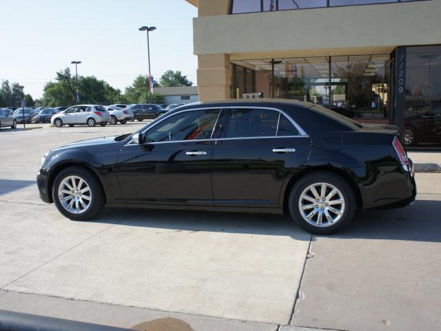 2011 Chrysler 300 SLT 25