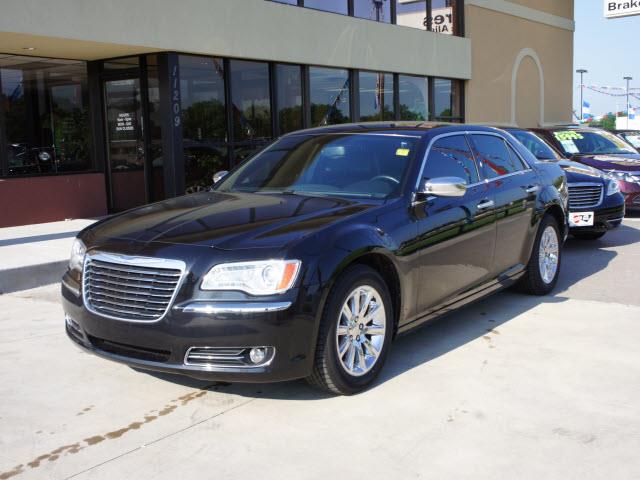 2011 Chrysler 300 SLT 25