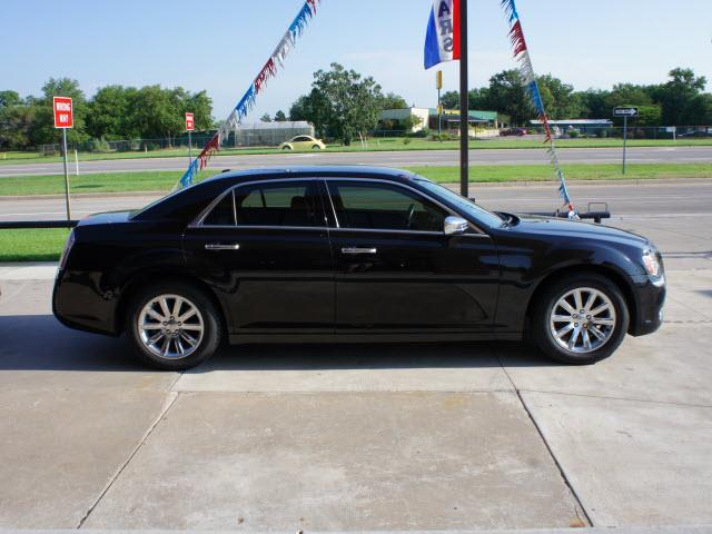 2011 Chrysler 300 SLT 25