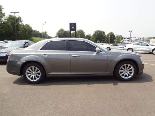 2012 Chrysler 300 SLT 25