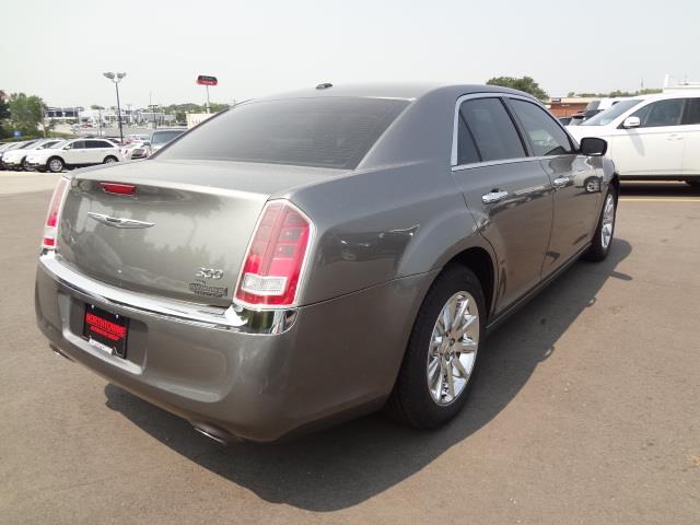 2012 Chrysler 300 SLT 25