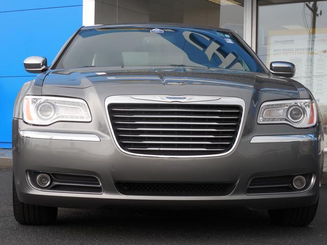 2012 Chrysler 300 SLT 25