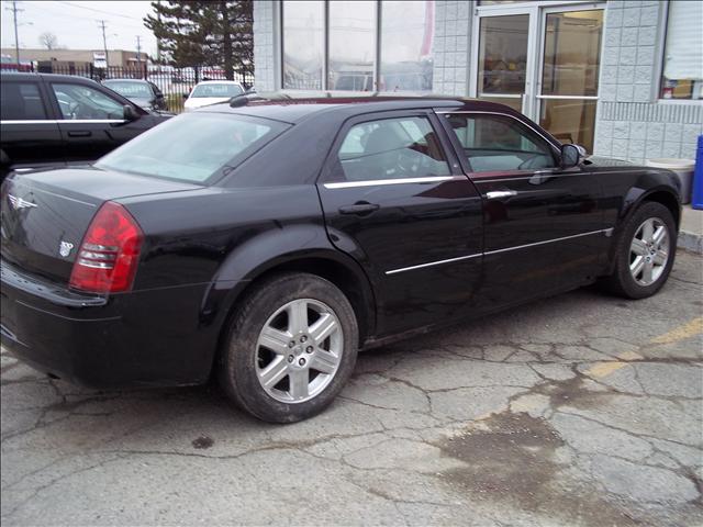 2005 Chrysler 300C Base