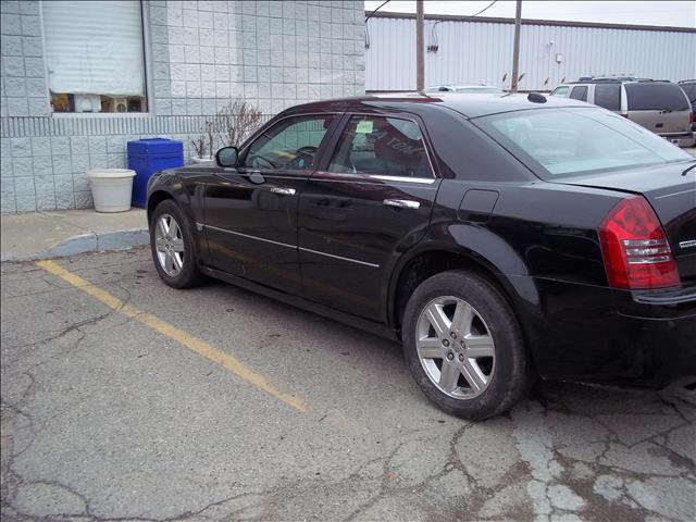 2005 Chrysler 300C Base