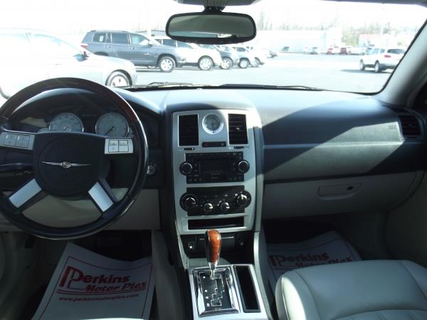 2005 Chrysler 300C Base