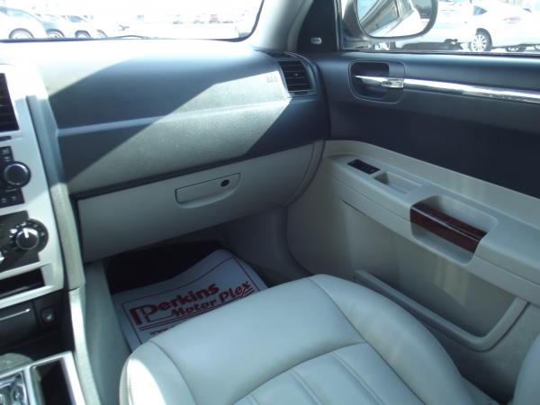 2005 Chrysler 300C Base