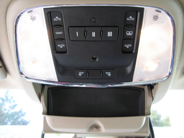 2011 Chrysler 300C 4WD Reg Cab 140.5 SLT