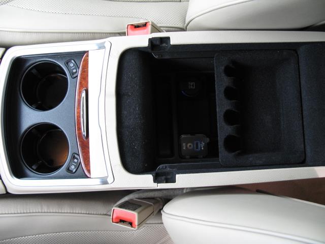 2011 Chrysler 300C 4WD Reg Cab 140.5 SLT