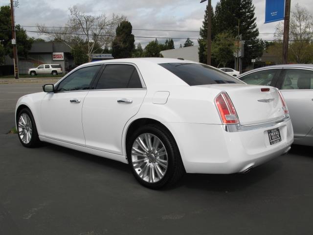 2011 Chrysler 300C 4WD Reg Cab 140.5 SLT
