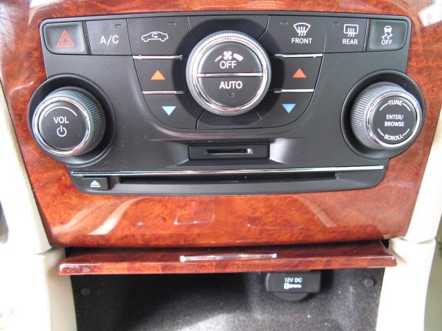 2011 Chrysler 300C 4WD Reg Cab 140.5 SLT