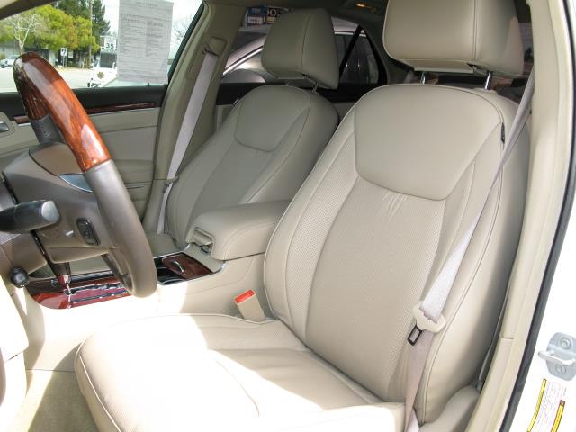 2011 Chrysler 300C 4WD Reg Cab 140.5 SLT