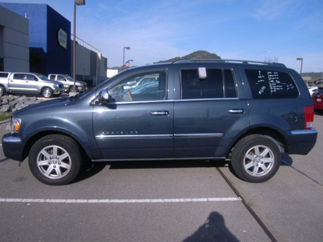 2008 Chrysler Aspen SLT 25