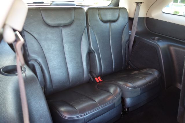 2004 Chrysler Pacifica EX - DUAL Power Doors