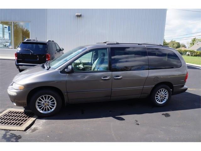 1999 Chrysler Town and Country Crew Cab. Sunroof. Leather