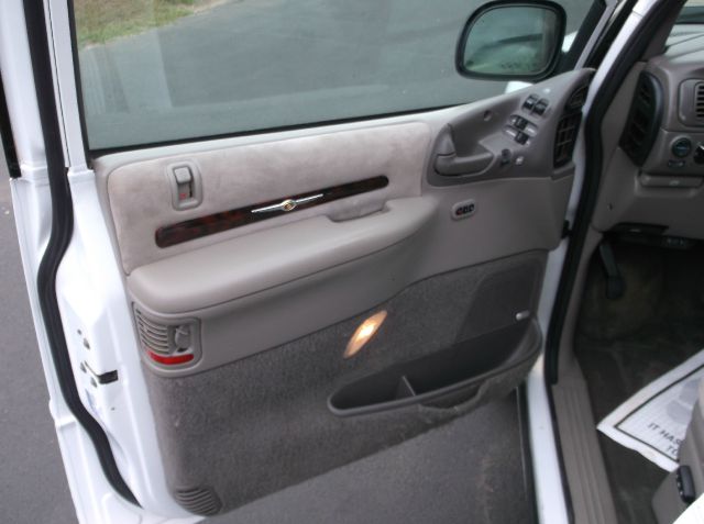 2000 Chrysler Town and Country SLT 25