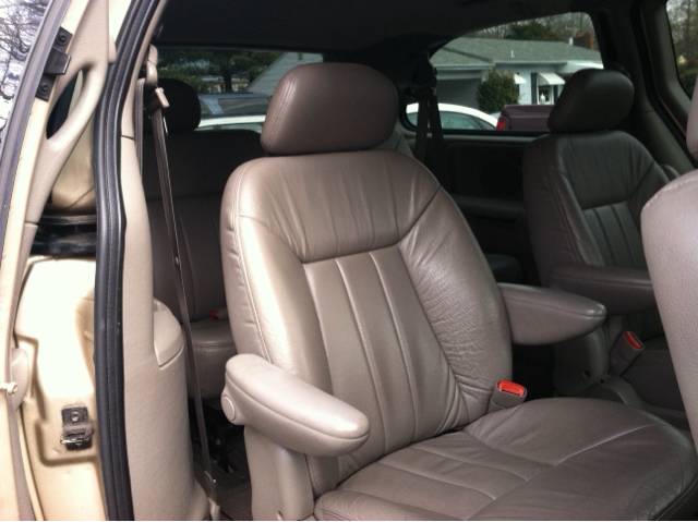 2001 Chrysler Town and Country S Sedan Under FULL Factory Warranty