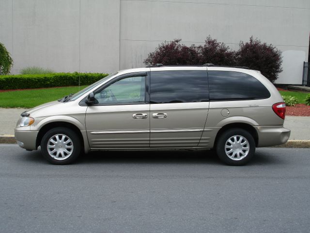 2003 Chrysler Town and Country Quad Coupe 3