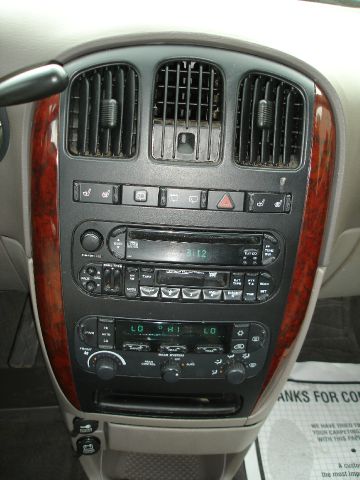 2003 Chrysler Town and Country Quad Coupe 3