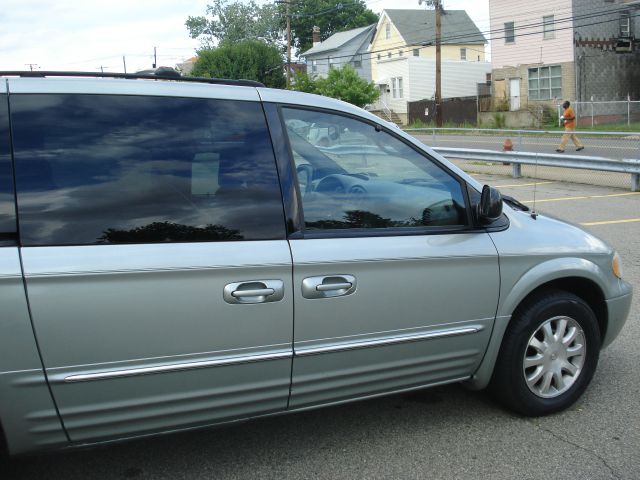 2003 Chrysler Town and Country Quad Coupe 3