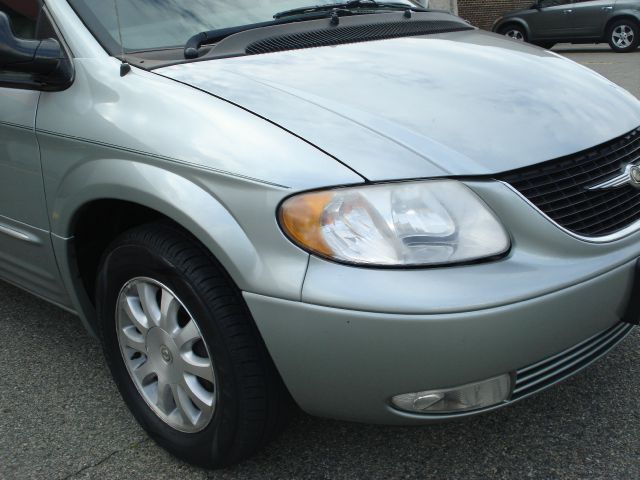 2003 Chrysler Town and Country Quad Coupe 3