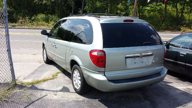 2003 Chrysler Town and Country Quad Coupe 3