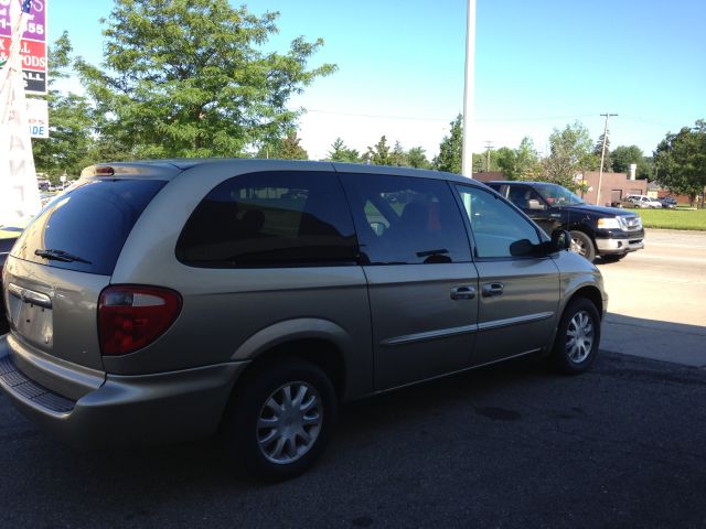 2003 Chrysler Town and Country Quad Coupe 3