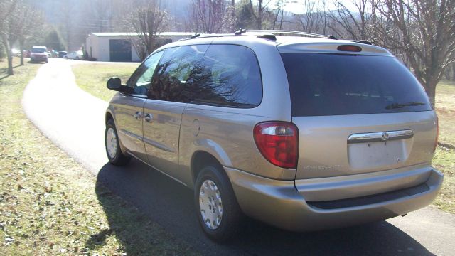 2003 Chrysler Town and Country Quad Coupe 3