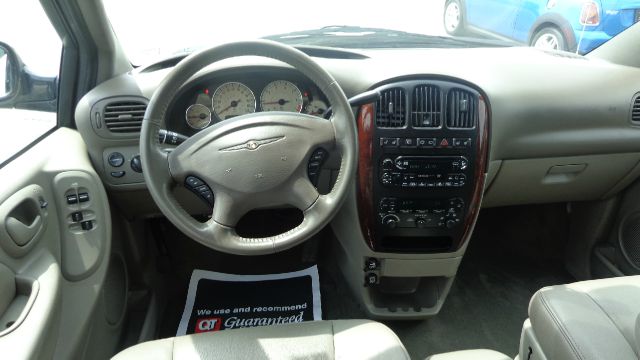 2003 Chrysler Town and Country Quad Coupe 3