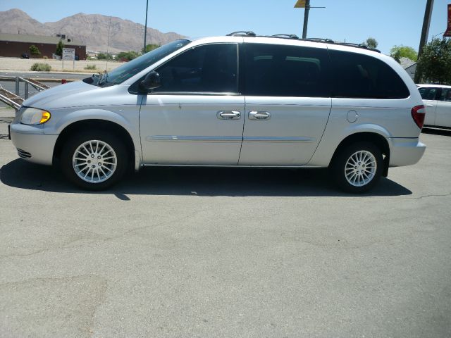 2003 Chrysler Town and Country Quad Coupe 3