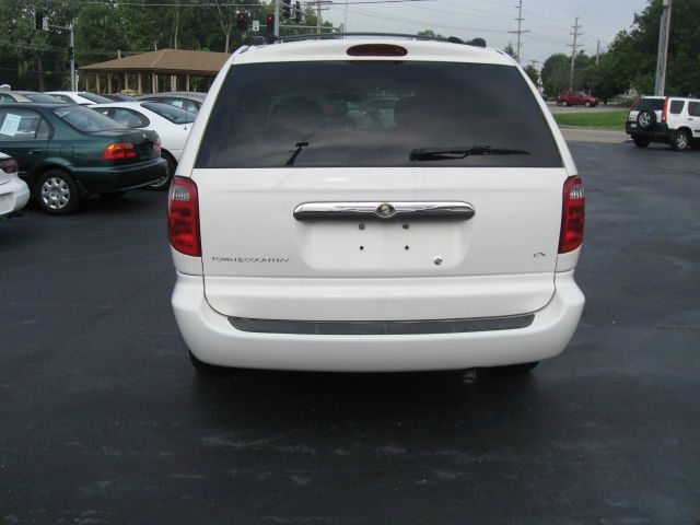2003 Chrysler Town and Country 2WD 4dr SE