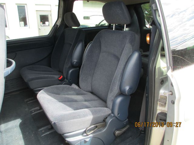 2003 Chrysler Town and Country Quad Coupe 3