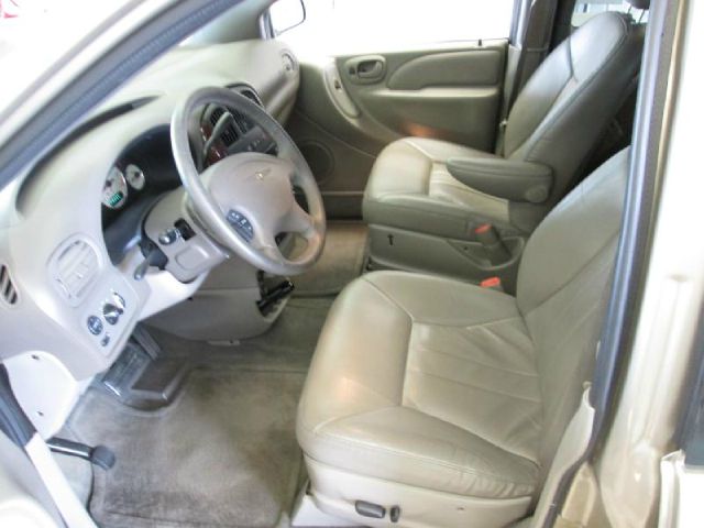 2003 Chrysler Town and Country Quad Coupe 3