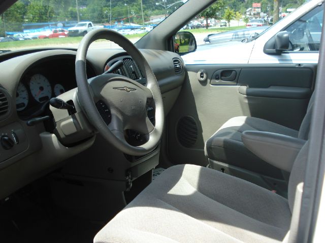 2003 Chrysler Town and Country LT Extended,8 FOOT BOX