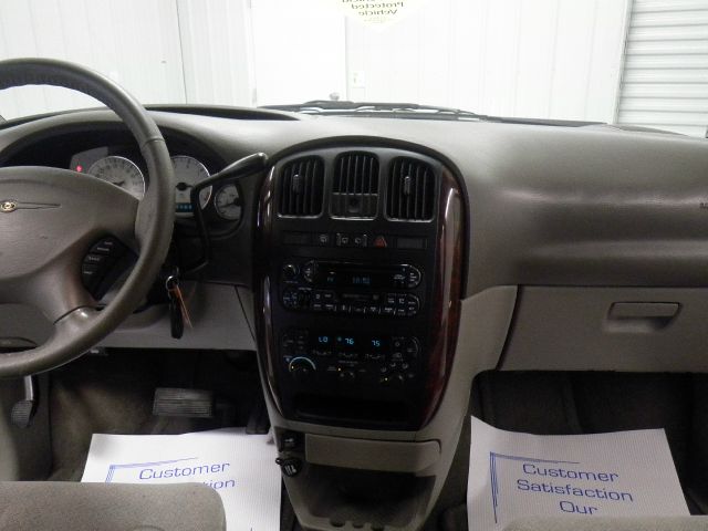 2003 Chrysler Town and Country Quad Coupe 3
