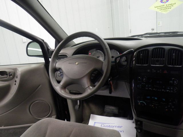 2003 Chrysler Town and Country Quad Coupe 3
