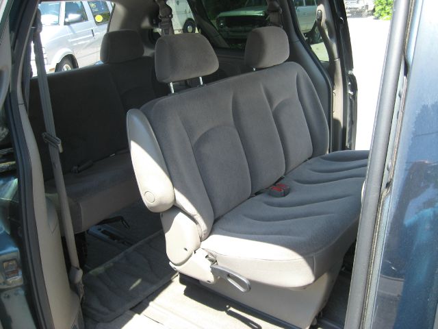 2003 Chrysler Town and Country Quad Coupe 3