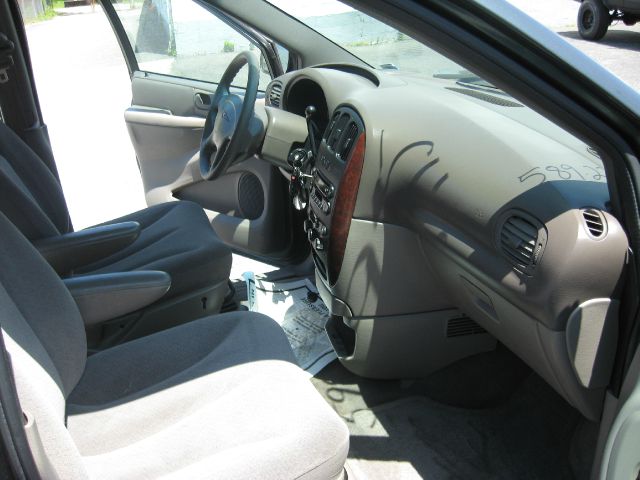 2003 Chrysler Town and Country Quad Coupe 3