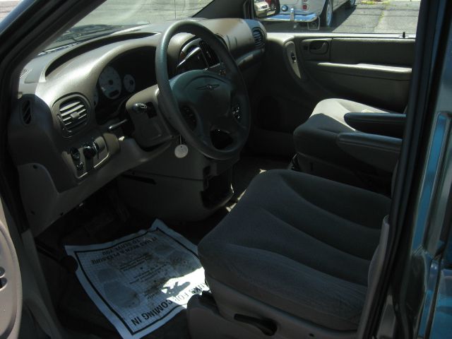 2003 Chrysler Town and Country Quad Coupe 3