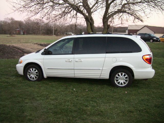 2003 Chrysler Town and Country Quad Coupe 3