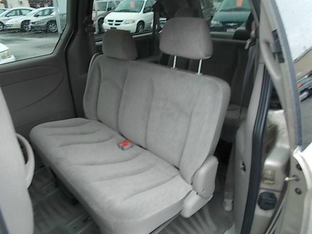 2003 Chrysler Town and Country Quad Coupe 3