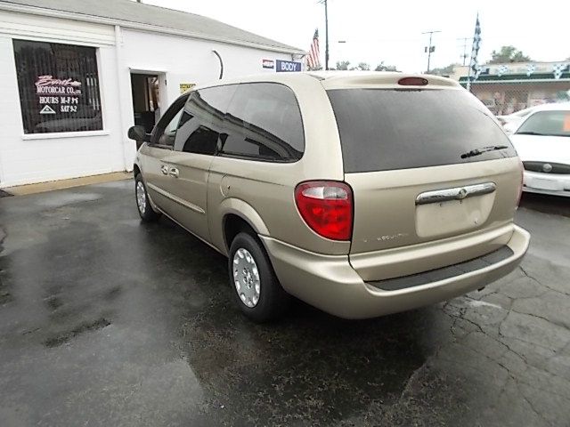 2003 Chrysler Town and Country Quad Coupe 3