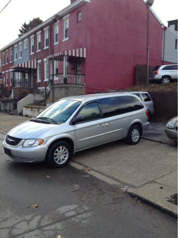 2003 Chrysler Town and Country Quad Coupe 3
