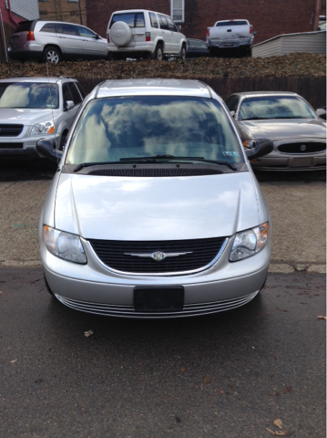 2003 Chrysler Town and Country Quad Coupe 3