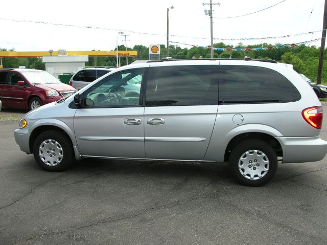 2003 Chrysler Town and Country Quad Coupe 3