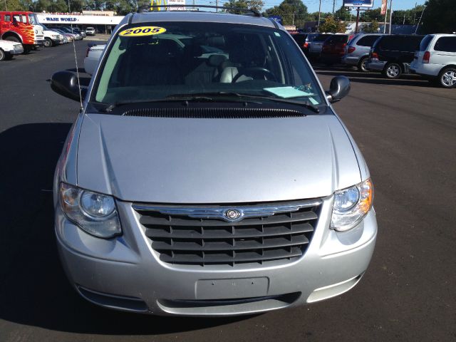 2005 Chrysler Town and Country 3.5