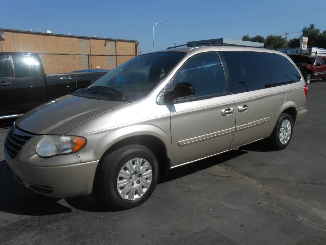 2005 Chrysler Town and Country Elk Conversion Van