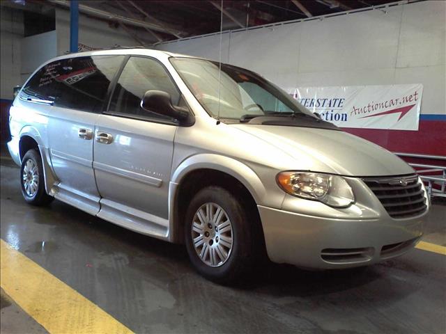 2005 Chrysler Town and Country SL Regular Cab 2WD