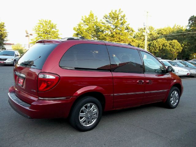2005 Chrysler Town and Country SLT 25
