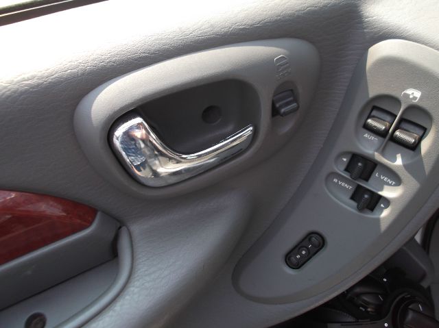 2005 Chrysler Town and Country SLT 25