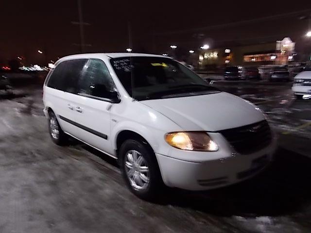 2005 Chrysler Town and Country Base